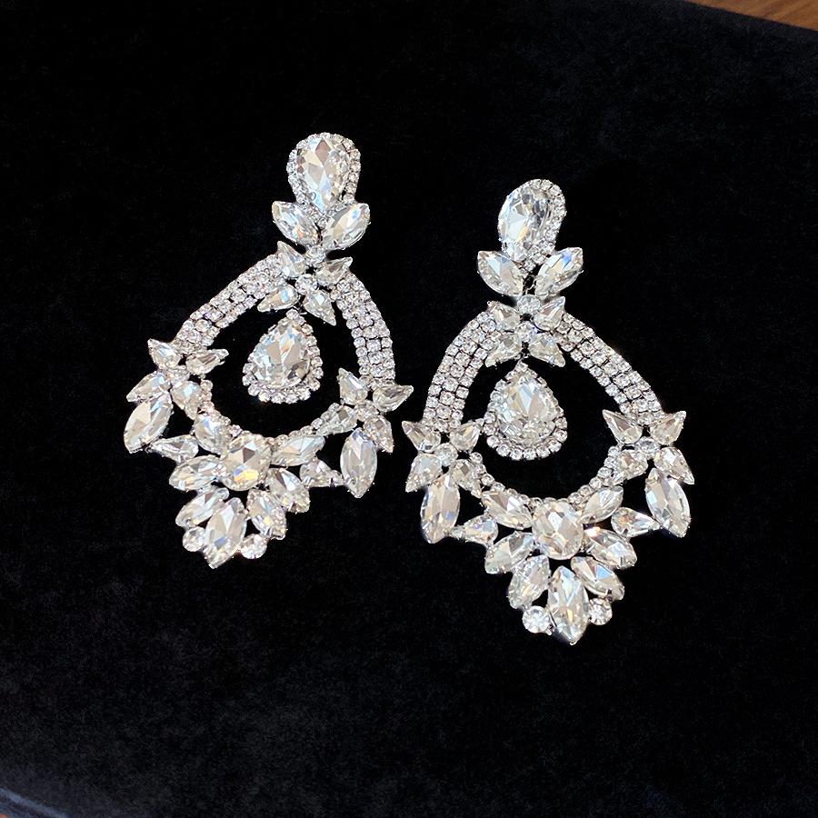 Silver Needle Diamond Flower Oval Water Drop Earrings European and American Court Temperament Earrings Light Luxury Premium Earrings
Silver Needle Diamond Flower Oval Water Drop Earrings European and American Court Temperament Earrings Light Luxury Premium Earrings