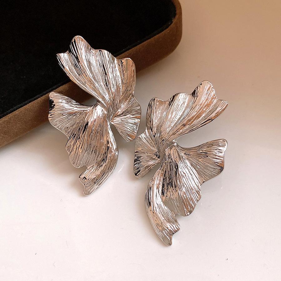 European and American silver needle irregular geometric pattern earrings light luxury high-end stud earrings niche fashion exquisite earrings
European and American silver needle irregular geometric pattern earrings light luxury high-end stud earrings niche fashion exquisite earrings
