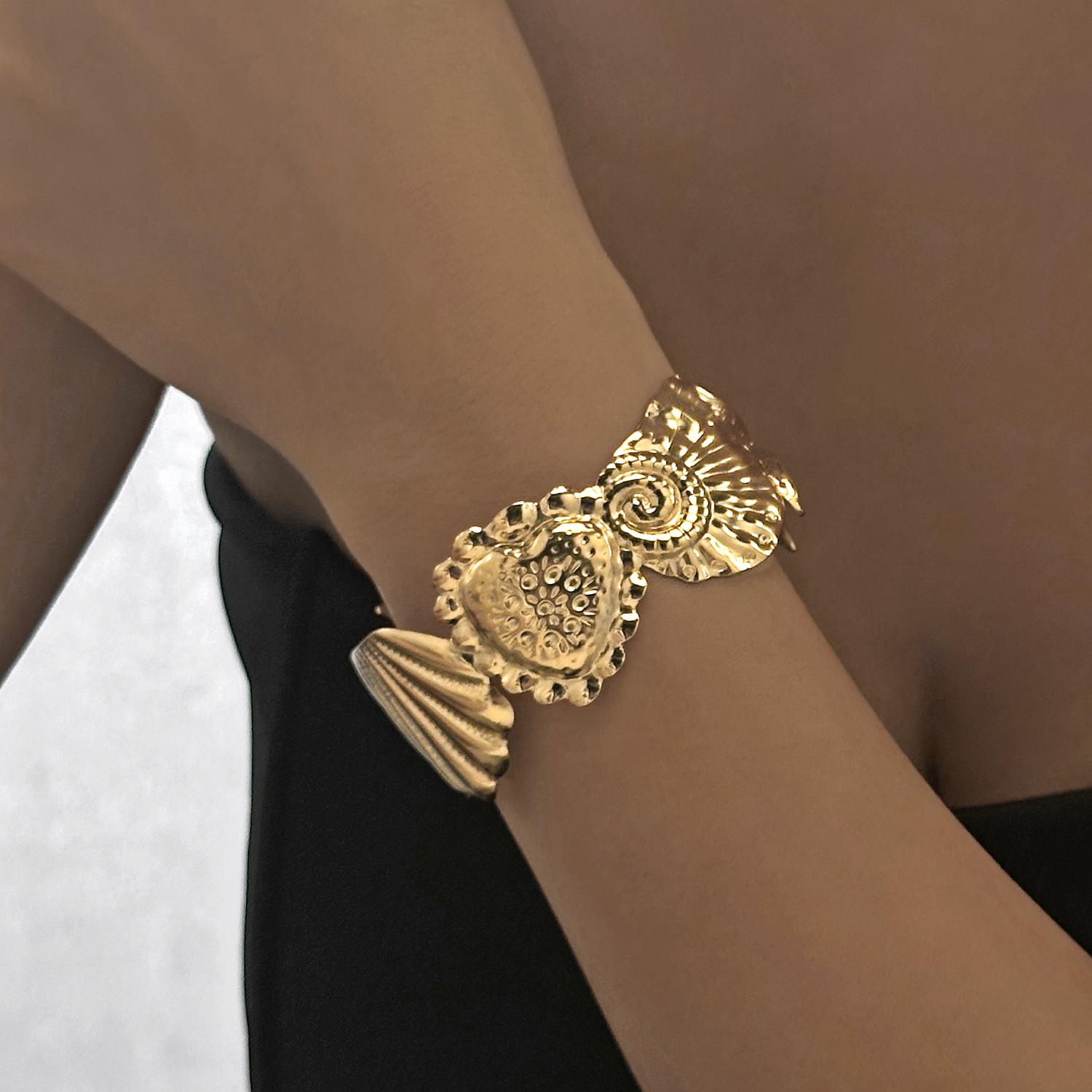 Stainless Steel Daisy Print Wide Cuff Bracelet for Women Bohemia Gold Color Shell Heart Bangles Friendship Jewelry Accessories
Stainless Steel Daisy Print Wide Cuff Bracelet for Women Bohemia Gold Color Shell Heart Bangles Friendship Jewelry Accessories