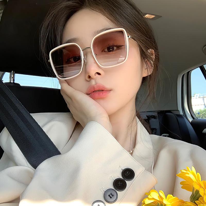 New Summer Sunglasses for Women with A High-end Feel Large Frame Fashionable Brown Sunglasses
New Summer Sunglasses for Women with A High-end Feel Large Frame Fashionable Brown Sunglasses