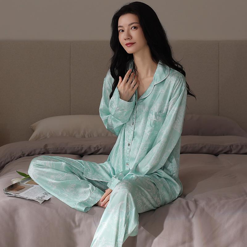 Pajamas Ladies Spring Autumn Summer Ice Silk Long Sleeve New Simulation Silk Mom Premium Homewear Set M recommendation 40-50kg
Pajamas Ladies Spring Autumn Summer Ice Silk Long Sleeve New Simulation Silk Mom Premium Homewear Set M recommendation 40-50kg
