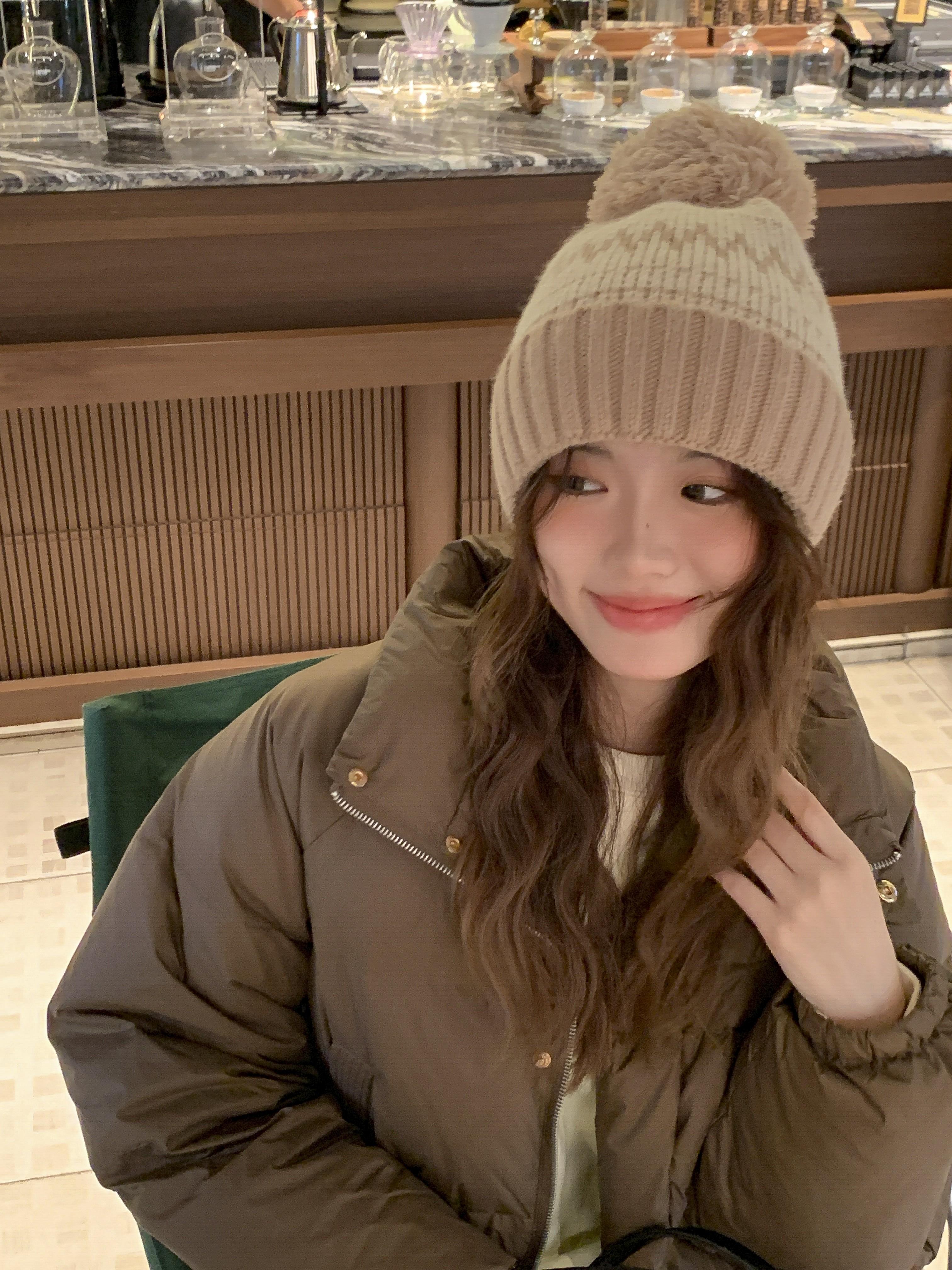 Шапка бини с помпоном женская осенне-зимняя с защитой ушей теплая от холода милая толстая шерстяная шапка зимняя большой окружности головы adult (56-58cm) хаки
Шапка бини с помпоном женская осенне-зимняя с защитой ушей теплая от холода милая толстая шерстяная шапка зимняя большой окружности головы adult (56-58cm) хаки