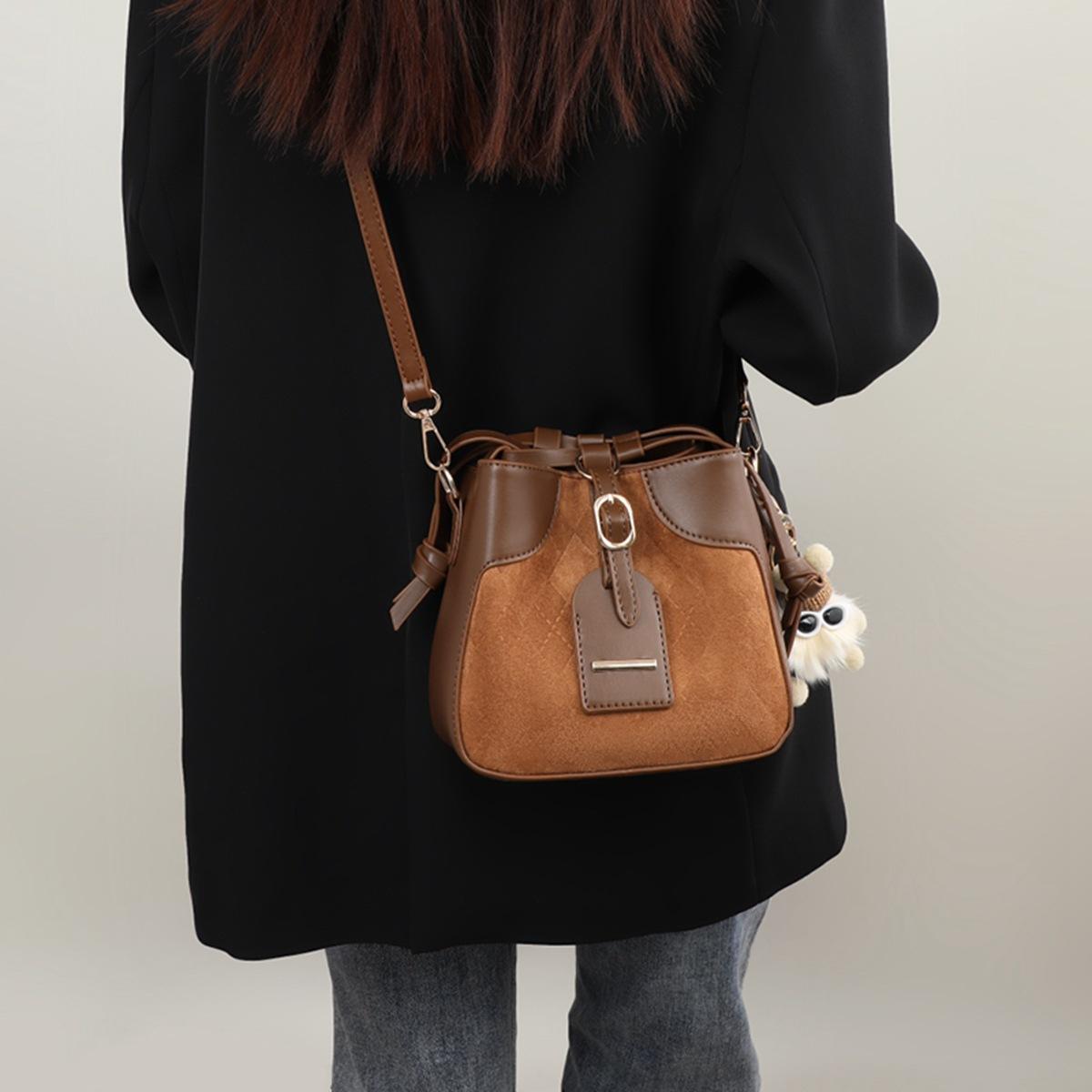 Новая женская сумка кроссбоди из натуральной кожи, высококлассная сумка-ведро, осенне-зимняя сумка через плечо для работы, большой вместимости
Новая женская сумка кроссбоди из натуральной кожи, высококлассная сумка-ведро, осенне-зимняя сумка через плечо для работы, большой вместимости