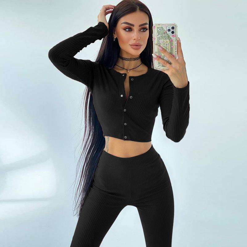 Женский осенний комплект из двух предметов: расклешенные брюки и топ с длинным рукавом M чёрный
Женский осенний комплект из двух предметов: расклешенные брюки и топ с длинным рукавом M чёрный