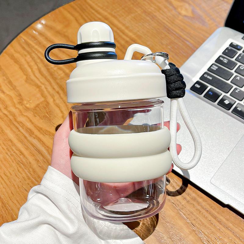 Летняя прозрачная пластиковая бутылка для воды для женщин и девочек, простая модная портативная чашка для прямой питьевой воды с силиконовым рукавом 500ml
Летняя прозрачная пластиковая бутылка для воды для женщин и девочек, простая модная портативная чашка для прямой питьевой воды с силиконовым рукавом 500ml