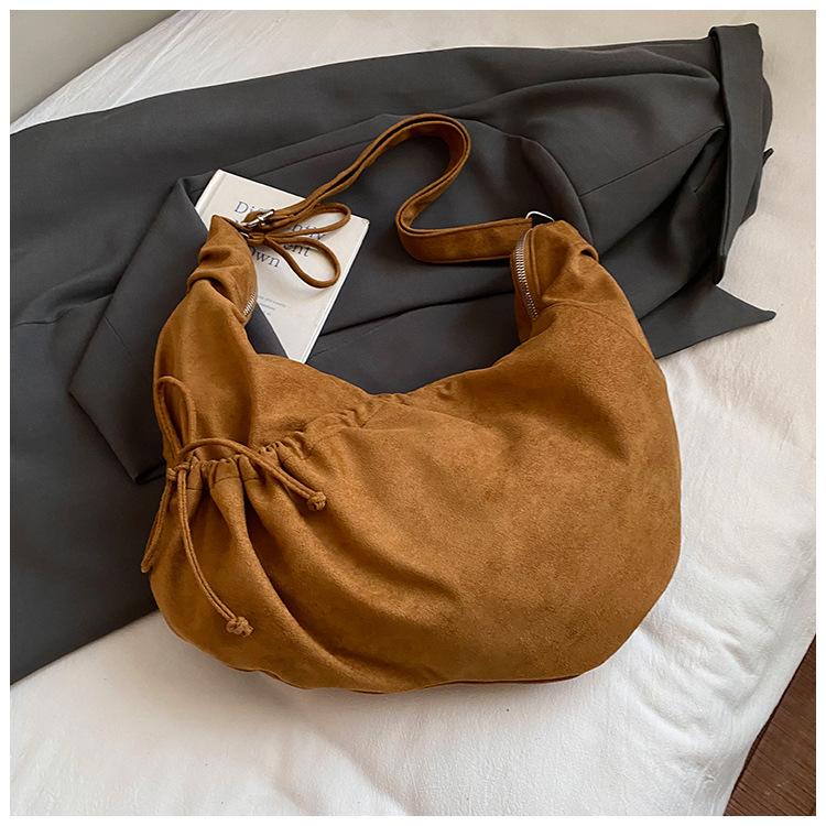 Сумка большой вместимости Slack женская 2025 новая мода ретро замшевая сумка на плечо сумка-мессенджер сумка для поездок сумка-пельмень коричневый
Сумка большой вместимости Slack женская 2025 новая мода ретро замшевая сумка на плечо сумка-мессенджер сумка для поездок сумка-пельмень коричневый