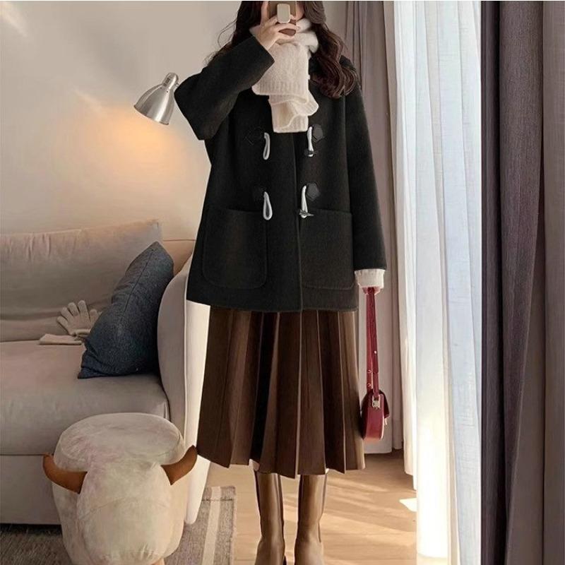 В этом году на осень и зиму популярны короткие шерстяные пальто с роговыми пуговицами для женщин — это новые и высококачественные модели для невысоких людей. S
В этом году на осень и зиму популярны короткие шерстяные пальто с роговыми пуговицами для женщин — это новые и высококачественные модели для невысоких людей. S