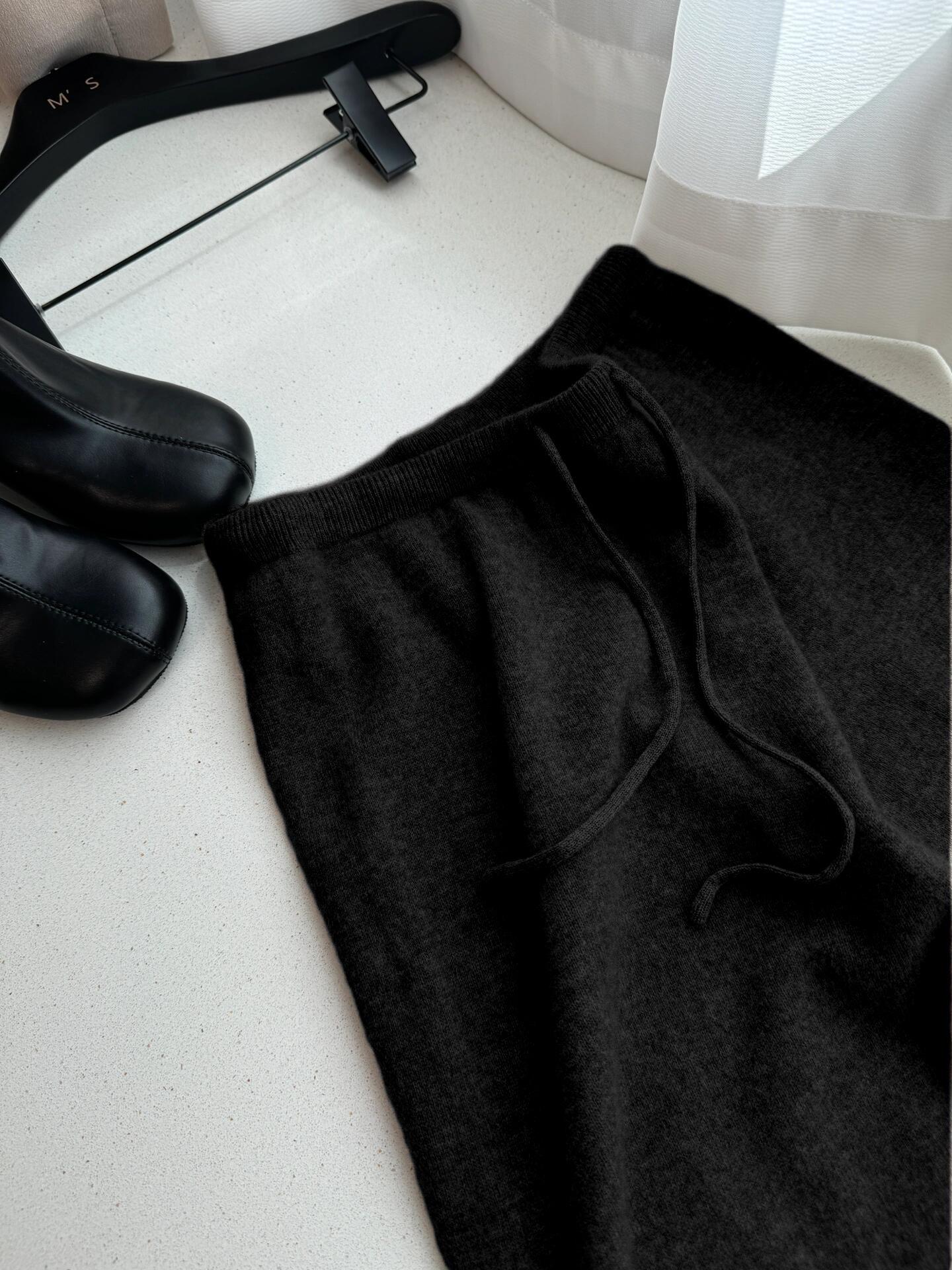 Women s Soft Wool Knit Wide-Leg Pants - Autumn/Winter, Drawstring Elastic Waist, Slimming and Casual. One Size
Women s Soft Wool Knit Wide-Leg Pants - Autumn/Winter, Drawstring Elastic Waist, Slimming and Casual. One Size