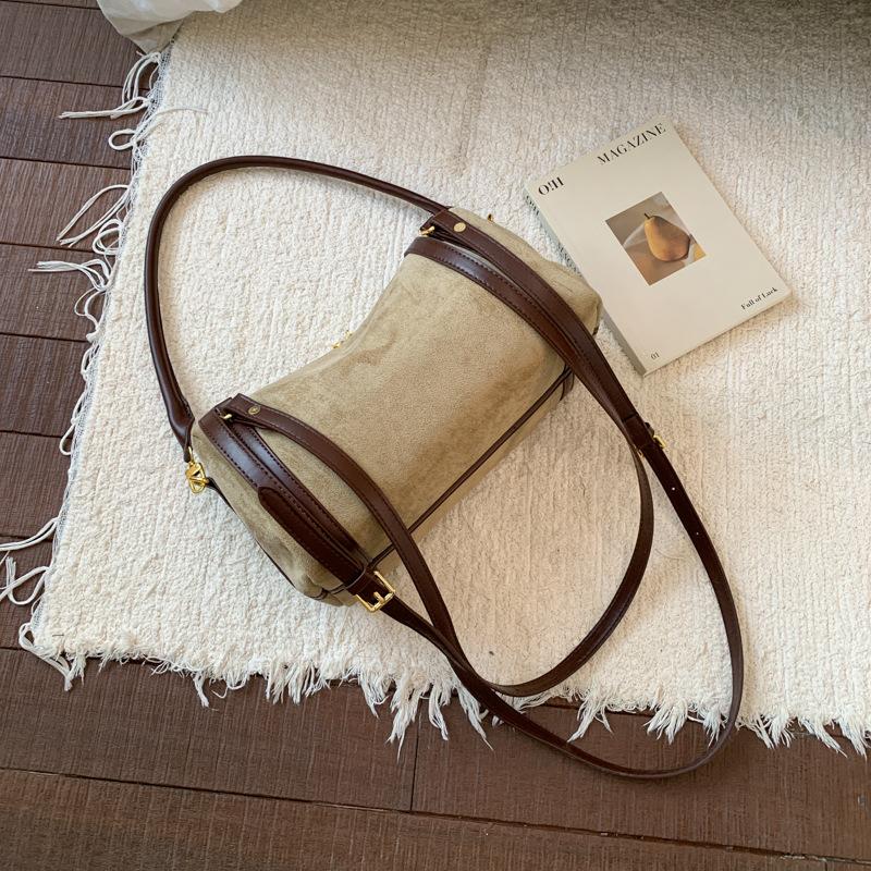 2025 осень новая бостонская сумка нишевая инс простая и модная сумка через плечо сумка-багет для通勤 женская
2025 осень новая бостонская сумка нишевая инс простая и модная сумка через плечо сумка-багет для通勤 женская