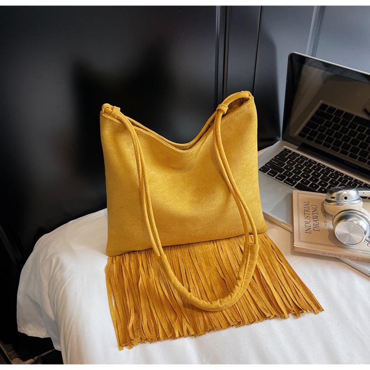 Замшевая сумка с бахромой из оленьей кожи, женская сумка 2025, новая осенняя модная нишевая сумка-мессенджер, вместительная сумка на плечо для поездок на работу жёлтый
Замшевая сумка с бахромой из оленьей кожи, женская сумка 2025, новая осенняя модная нишевая сумка-мессенджер, вместительная сумка на плечо для поездок на работу жёлтый