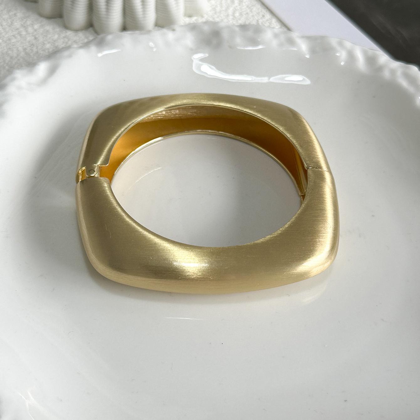 Vintage Geometric Irregular Wide Matte Matte Bangles For Women Punk Gold Color Cuff Bangles Men Bracelet Luxury Jewelry
Vintage Geometric Irregular Wide Matte Matte Bangles For Women Punk Gold Color Cuff Bangles Men Bracelet Luxury Jewelry