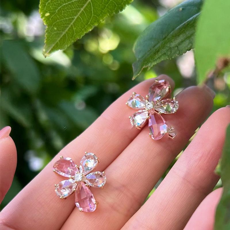 Zircon flower earrings Korean simple small fresh stud earrings versatile fashion niche high-end earrings
Zircon flower earrings Korean simple small fresh stud earrings versatile fashion niche high-end earrings