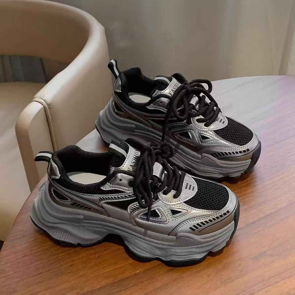 Dad shoes girl 2025 spring and summer new thick-soled non-slip heightening mesh breathable versatile lightweight sports and leisure shoes 40 чорний
Dad shoes girl 2025 spring and summer new thick-soled non-slip heightening mesh breathable versatile lightweight sports and leisure shoes 40 чорний