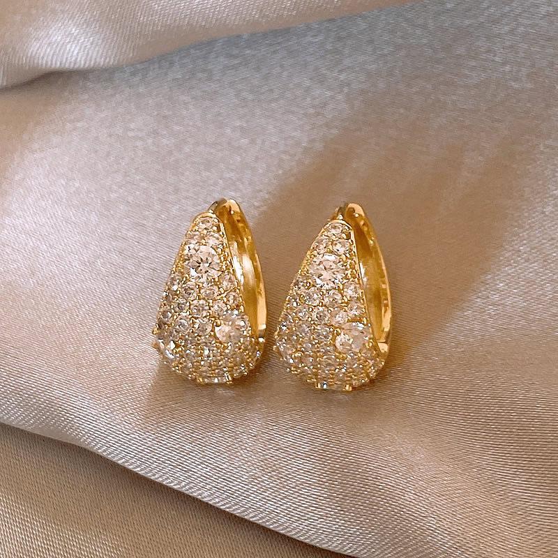 Simple zircon small earrings, ear buckles, niche light luxury, high-end sense earrings, fashion temperament, versatile ear jewelry
Simple zircon small earrings, ear buckles, niche light luxury, high-end sense earrings, fashion temperament, versatile ear jewelry