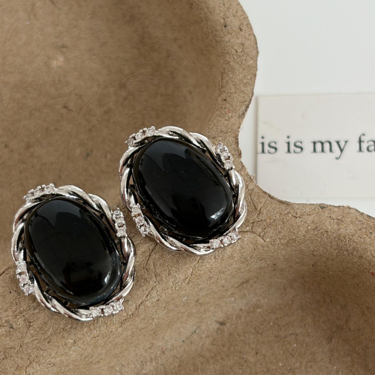 French Retro Style Stud Earrings for Autumn/Winter - Simple High-End Fashion, Versatile Niche Design срібний
French Retro Style Stud Earrings for Autumn/Winter - Simple High-End Fashion, Versatile Niche Design срібний