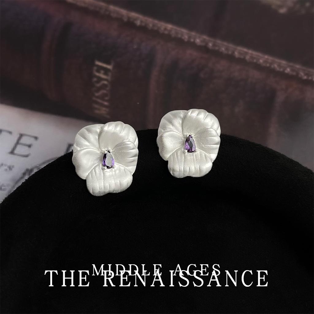 Phalaenopsis purple zircon flower earrings French retro light luxury earrings women
Phalaenopsis purple zircon flower earrings French retro light luxury earrings women