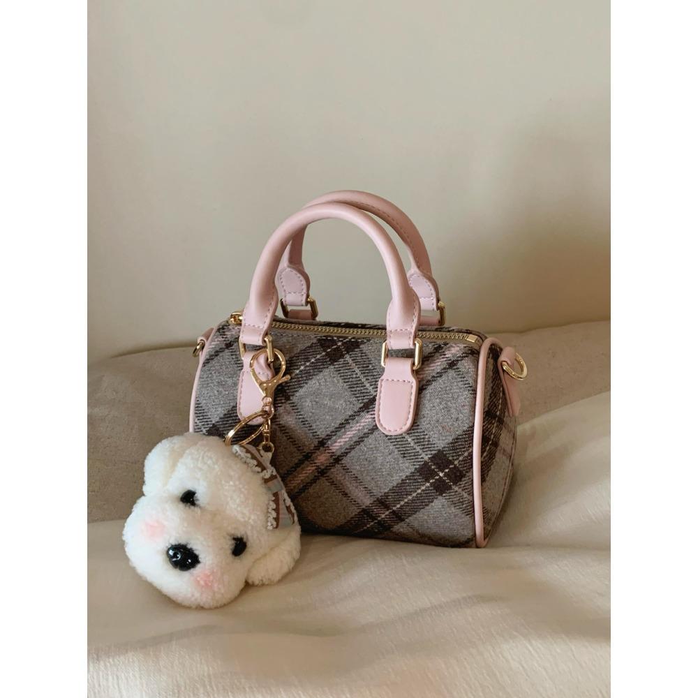 Niche design simple Boston handbag women s 2025 summer new versatile small bag shoulder messenger bag
Niche design simple Boston handbag women s 2025 summer new versatile small bag shoulder messenger bag