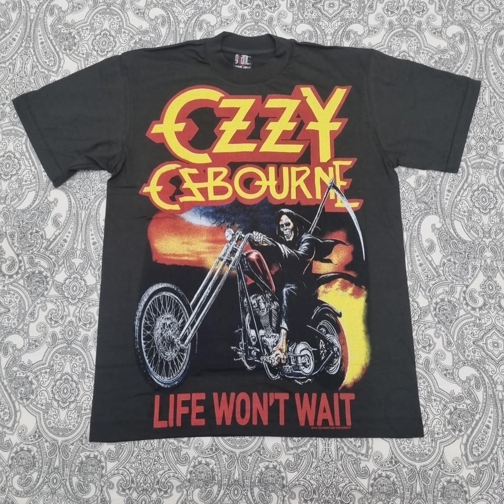 Ozzy Osbourne Футболка с графическим принтом, тур метал-группы, Жизнь не ждет M
Ozzy Osbourne Футболка с графическим принтом, тур метал-группы, Жизнь не ждет M