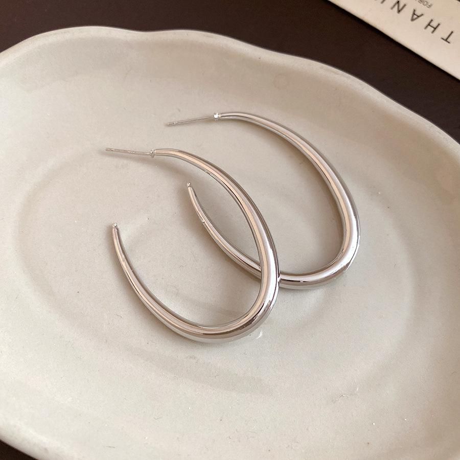 Silver needle oval glossy pendant earrings simple and fashionable versatile earrings light luxury high-end earrings design sense niche
Silver needle oval glossy pendant earrings simple and fashionable versatile earrings light luxury high-end earrings design sense niche