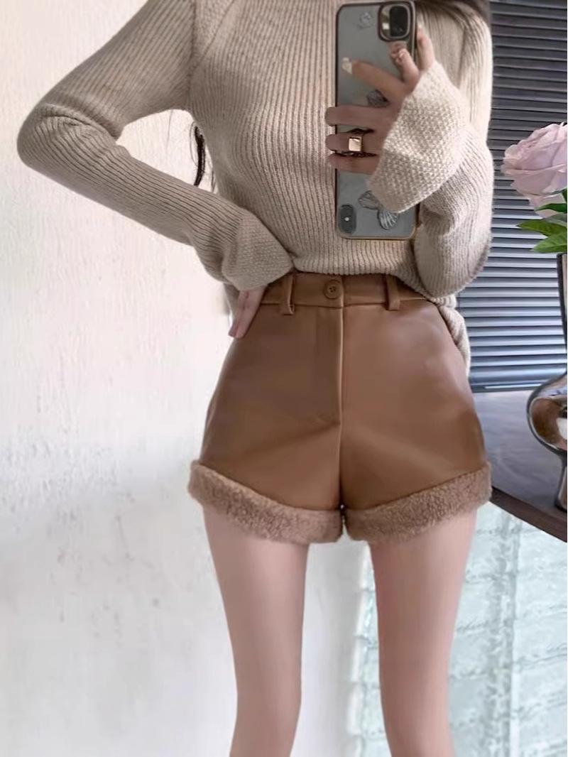 High-Waisted PU Leather Patchwork Fur Shorts for Women - Casual Autumn/Winter Slimming Design XL
High-Waisted PU Leather Patchwork Fur Shorts for Women - Casual Autumn/Winter Slimming Design XL