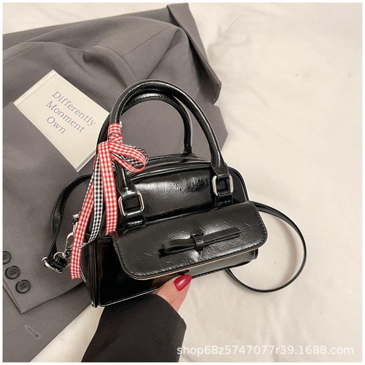 South Korea s popular simple niche portable bow bowling bag 2025 new niche design casual messenger bag
South Korea s popular simple niche portable bow bowling bag 2025 new niche design casual messenger bag
