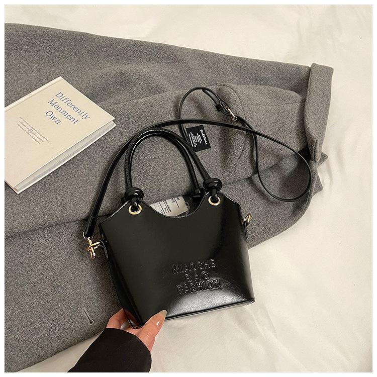 Handbag bag women s 2025 new spring and summer retro premium texture bucket bag trendy shoulder messenger bag
Handbag bag women s 2025 new spring and summer retro premium texture bucket bag trendy shoulder messenger bag