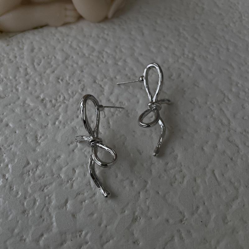 Cold wind simple and versatile metal tie bow design sense stud earrings women s earrings new temperament earrings
Cold wind simple and versatile metal tie bow design sense stud earrings women s earrings new temperament earrings