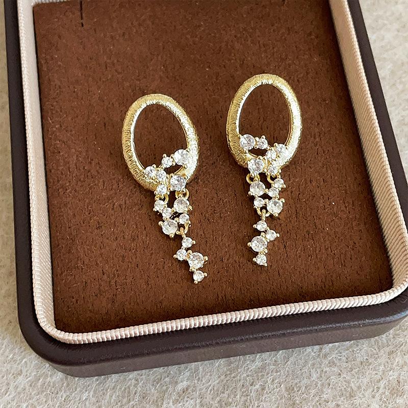 14K Real Gold Plated Copper Long Drop Earrings For Women Light Luxury Oval Hollow Out CZ Cubic Zirconia Tassel Jewelry
14K Real Gold Plated Copper Long Drop Earrings For Women Light Luxury Oval Hollow Out CZ Cubic Zirconia Tassel Jewelry