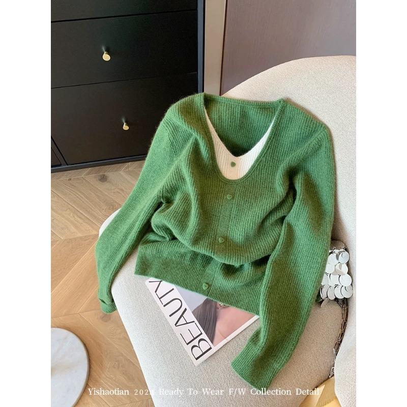 Splicing fake two-piece love buckle knitted sweater women s autumn and winter new loose and lazy versatile design sweater XL зелений
Splicing fake two-piece love buckle knitted sweater women s autumn and winter new loose and lazy versatile design sweater XL зелений
