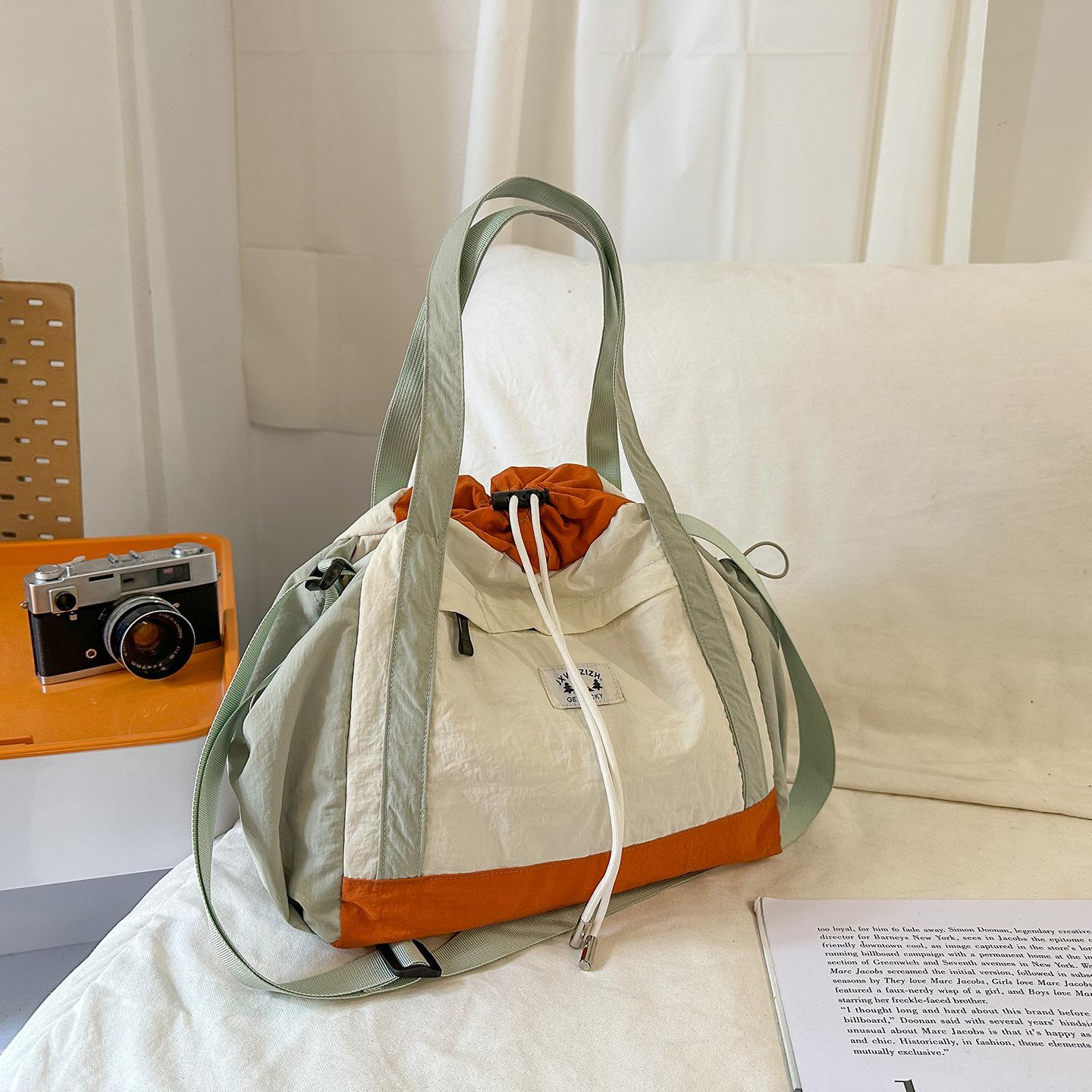 High-value messenger bag, drawstring bundle, messenger bag, large-capacity contrasting color, trendy brand, shoulder bag, versatile handbag. зелений
High-value messenger bag, drawstring bundle, messenger bag, large-capacity contrasting color, trendy brand, shoulder bag, versatile handbag. зелений
