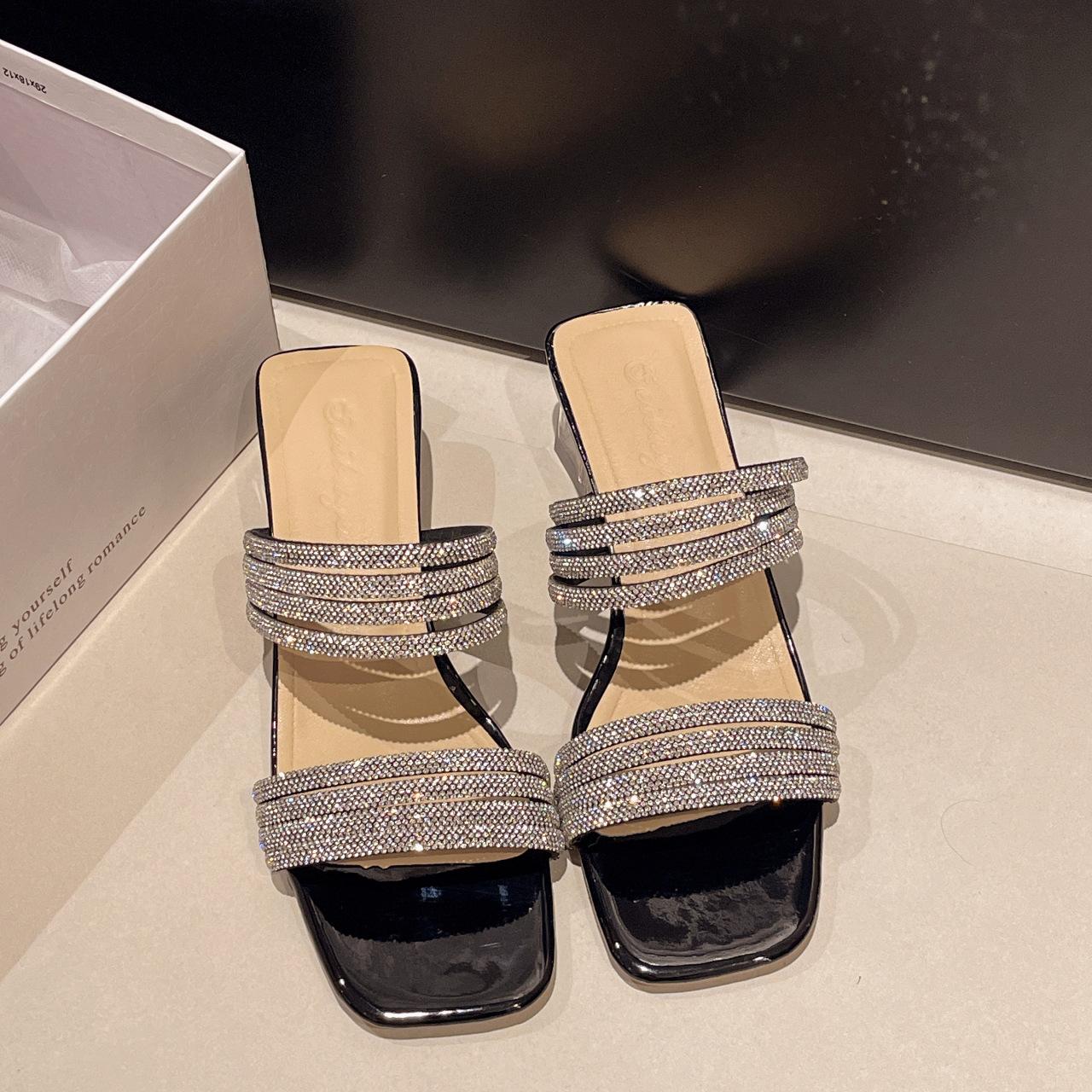 Square head one-word high-heeled slippers women s 2025 summer foreign trade wear rhinestone thick-heeled skirt high-heeled cool slippers women 40 чорний
Square head one-word high-heeled slippers women s 2025 summer foreign trade wear rhinestone thick-heeled skirt high-heeled cool slippers women 40 чорний