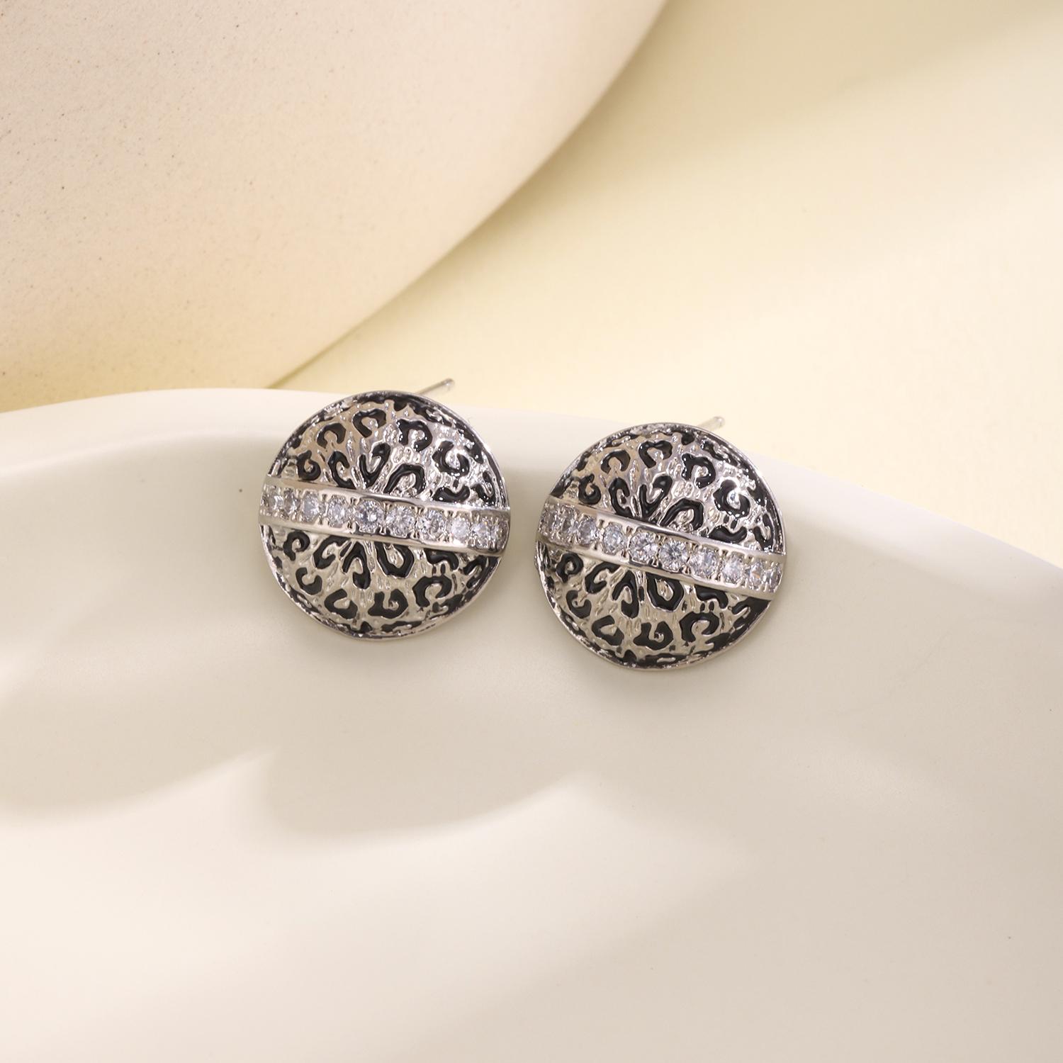 Nidin Vintage Leopard Pattern Stud Earrings Crystal Striped Heart & Round Shape Animal Pattern Fashion Ear Jewelry For Women
Nidin Vintage Leopard Pattern Stud Earrings Crystal Striped Heart & Round Shape Animal Pattern Fashion Ear Jewelry For Women