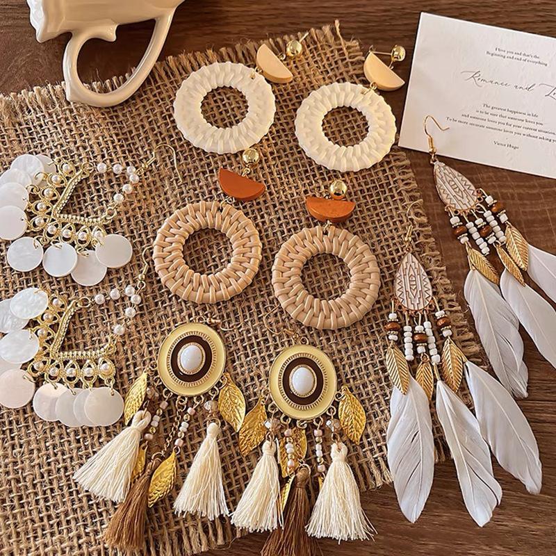 Bohemian ethnic wind ear hook summer seaside travel feathers long fringed earrings temperament high-end earrings
Bohemian ethnic wind ear hook summer seaside travel feathers long fringed earrings temperament high-end earrings