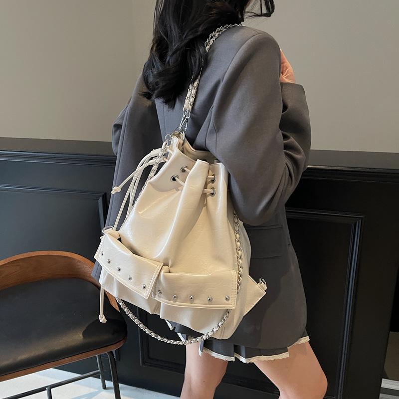 Niche backpack bag women s 2025 new rivet chain multi-pocket shoulder bag commuter drawstring bucket bag 28*12*31 чёрный
Niche backpack bag women s 2025 new rivet chain multi-pocket shoulder bag commuter drawstring bucket bag 28*12*31 чёрный