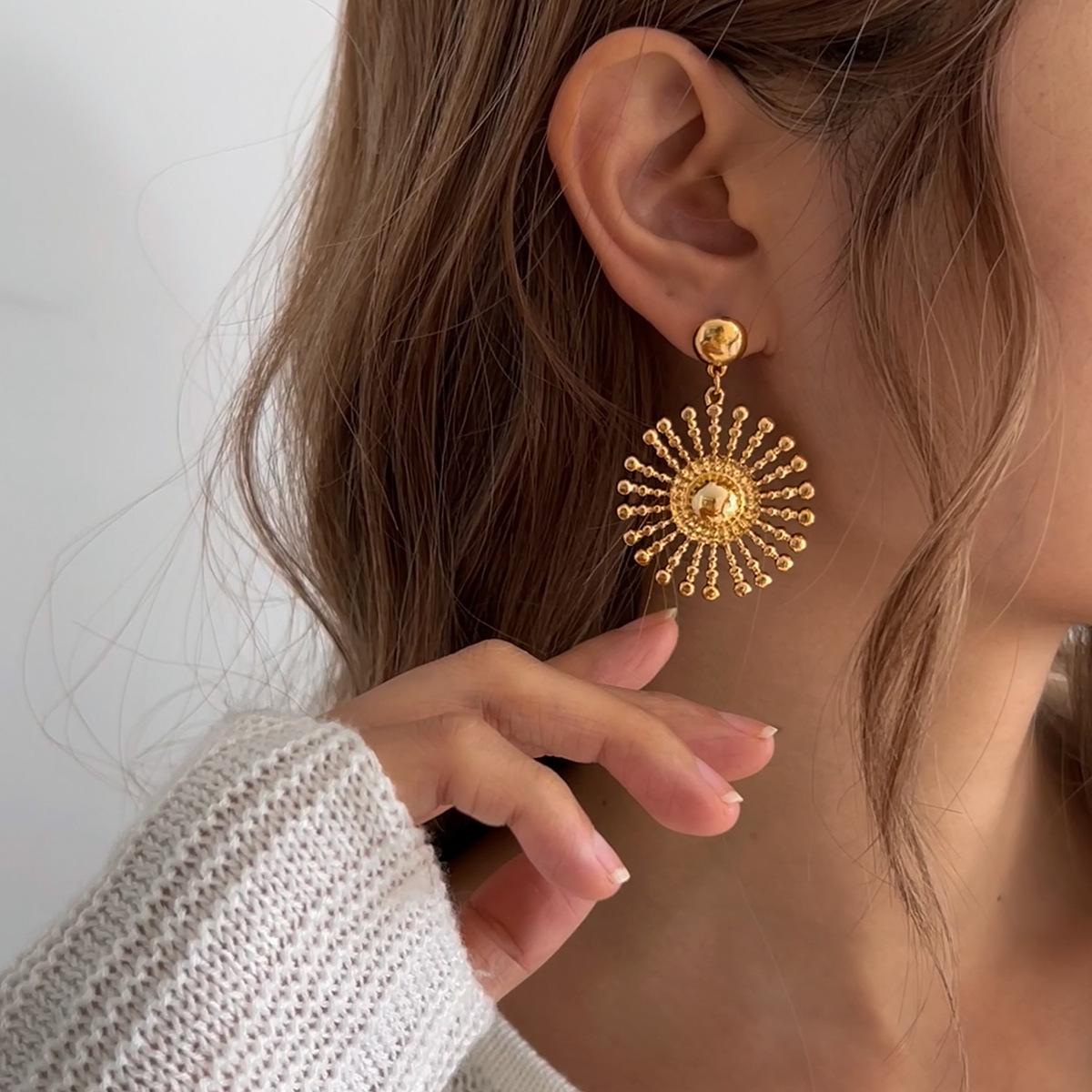 Новые высококачественные преувеличенные серьги в европейском и американском стиле с разнообразными комбинациями сережек-подсолнухов
Новые высококачественные преувеличенные серьги в европейском и американском стиле с разнообразными комбинациями сережек-подсолнухов