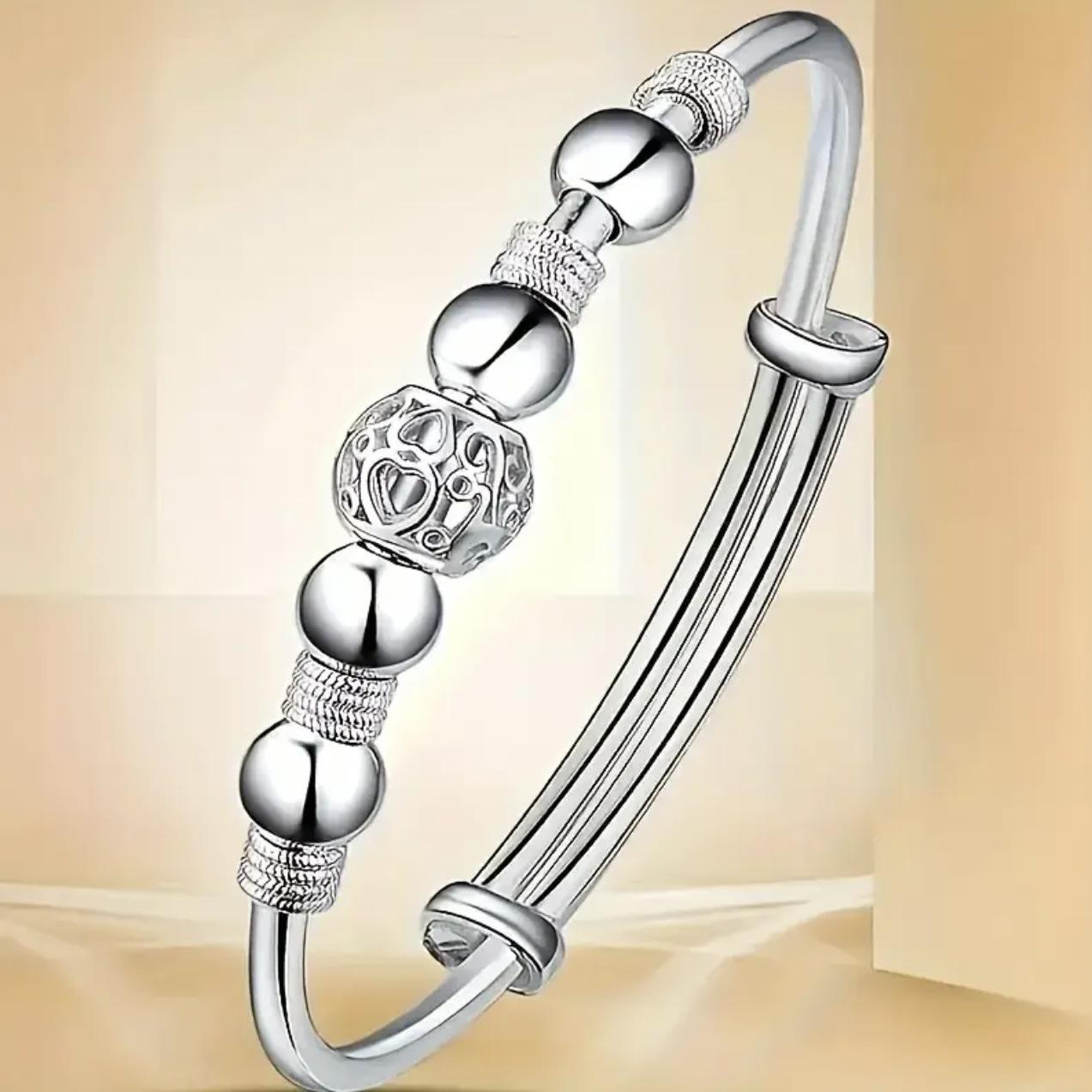 European-Style Silver-Plated Rotating Bead Bracelet for Women: Hollow Exquisite Ball Ornament Jewelry
European-Style Silver-Plated Rotating Bead Bracelet for Women: Hollow Exquisite Ball Ornament Jewelry