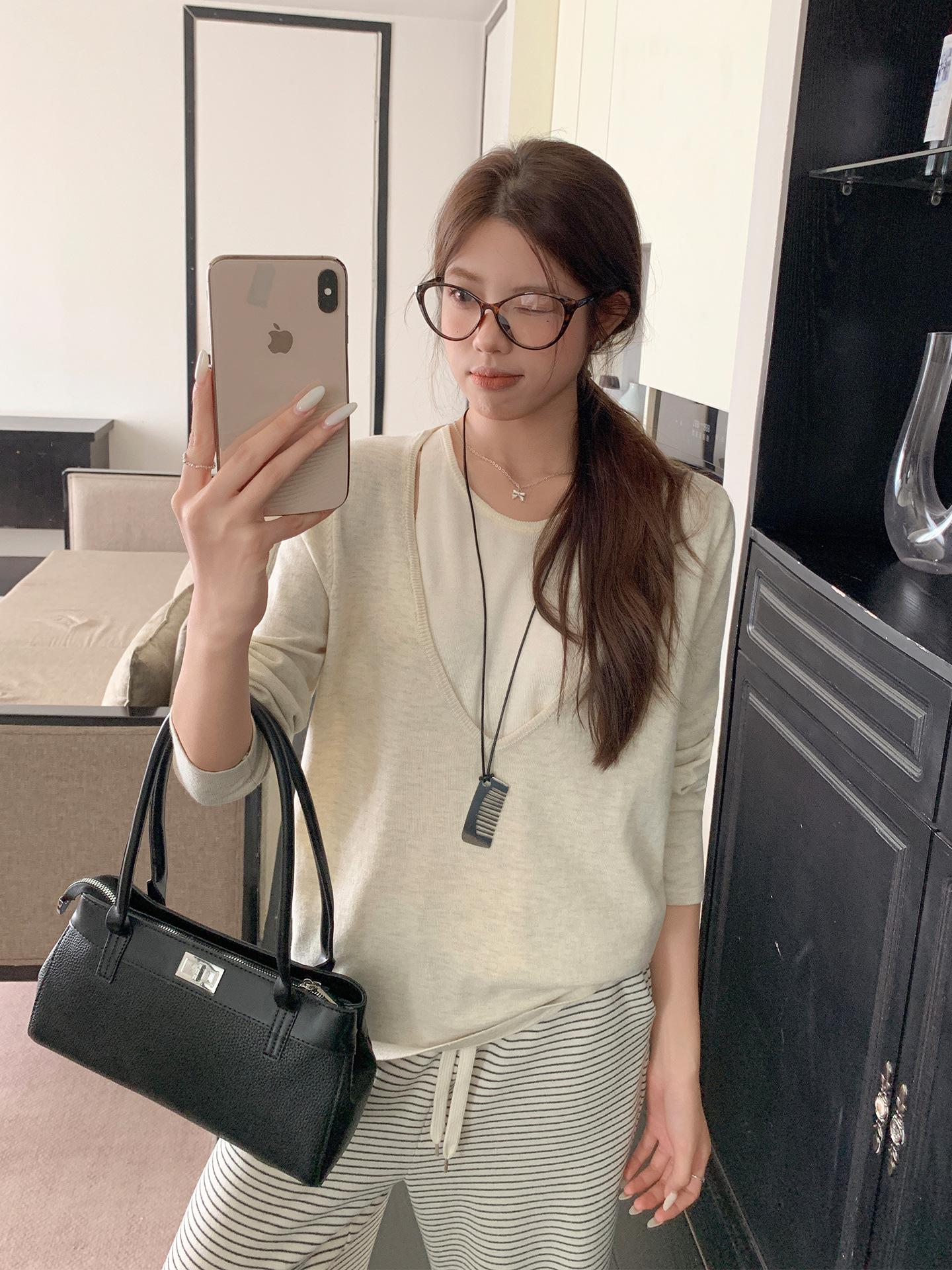 V-neck splicing off-the-shoulder knitted long-sleeved T-shirt for women s Korean autumn and winter wear with undershirt and loose top one size
V-neck splicing off-the-shoulder knitted long-sleeved T-shirt for women s Korean autumn and winter wear with undershirt and loose top one size