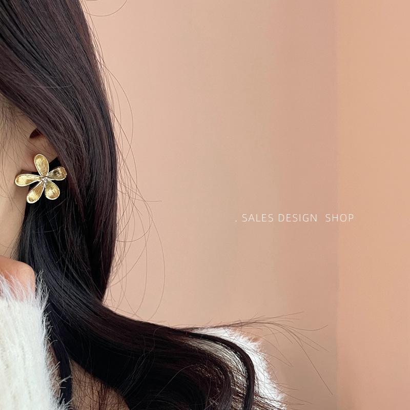 Textured Flower Metal Stud Earrings: Unique, Fashionable, and Versatile Jewelry for Women Model B
Textured Flower Metal Stud Earrings: Unique, Fashionable, and Versatile Jewelry for Women Model B