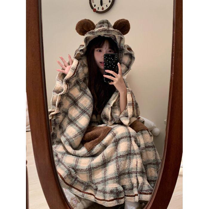 Cozy Coral Fleece Plaid Pajamas & Retro Cape for Women XXL
Cozy Coral Fleece Plaid Pajamas & Retro Cape for Women XXL