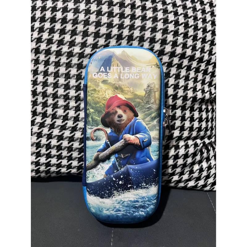 Очаровательная плюшевая игрушка-медведь в красной шляпе, уютный мягкий материал для детей Pencil Box
Очаровательная плюшевая игрушка-медведь в красной шляпе, уютный мягкий материал для детей Pencil Box