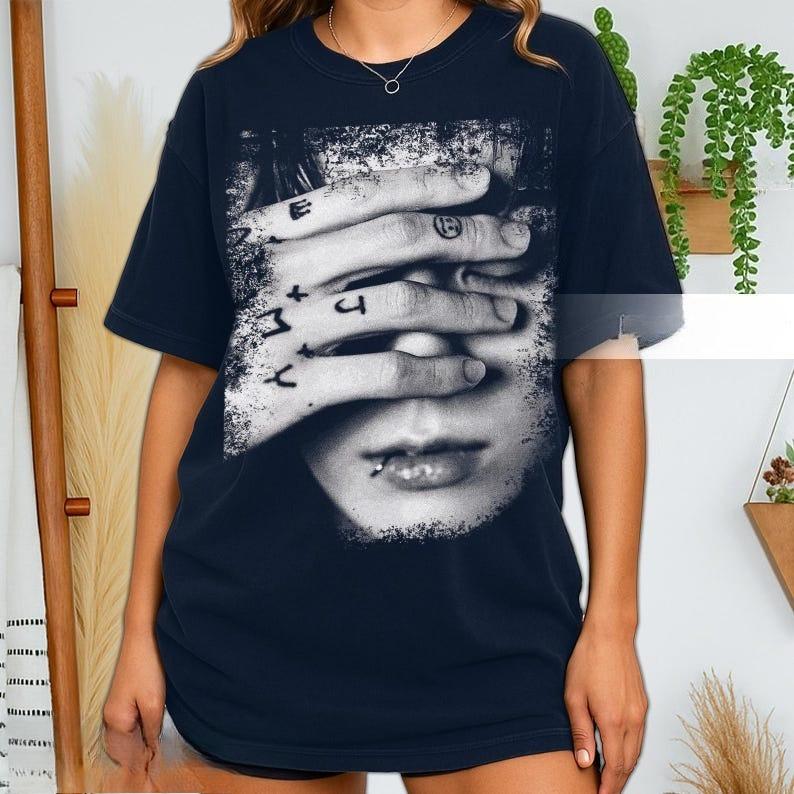2026 Summer Fashion Trendy Tee Retro 90 s Jungkook T-shirt, Jungkook Covering Eyes Kpop Fan Bootleg Tee T-shirt, Gift for Women and Man XXXL чорний
2026 Summer Fashion Trendy Tee Retro 90 s Jungkook T-shirt, Jungkook Covering Eyes Kpop Fan Bootleg Tee T-shirt, Gift for Women and Man XXXL чорний