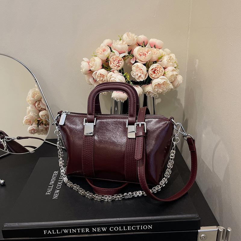 Зарубежный заказ высококачественная ретро маленькая женская сумка 2024 года, новая осенне-зимняя универсальная сумка-мессенджер, модная портативная сумка-пельмень вино красного
Зарубежный заказ высококачественная ретро маленькая женская сумка 2024 года, новая осенне-зимняя универсальная сумка-мессенджер, модная портативная сумка-пельмень вино красного