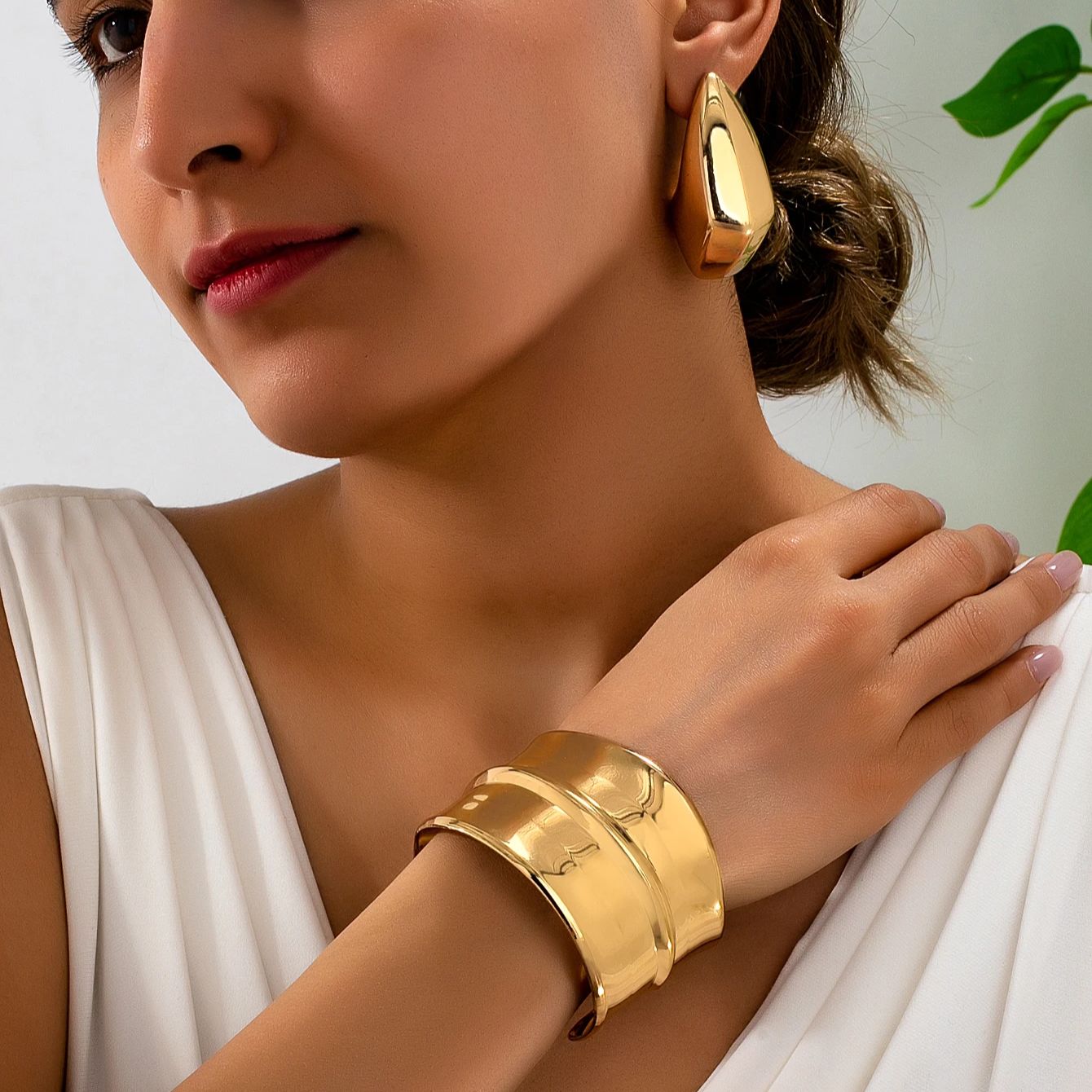 Three-Piece Set of Women s Fashion Jewelry Set, Bohemian Style Simple Metal Glossy Bracelet and Earring Set, Adjustable Open Bracelet, Suitable fo
Three-Piece Set of Women s Fashion Jewelry Set, Bohemian Style Simple Metal Glossy Bracelet and Earring Set, Adjustable Open Bracelet, Suitable fo