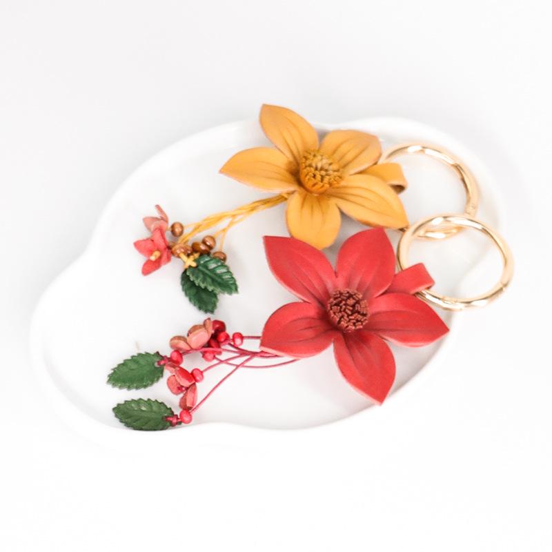 Genuine Leather Sunflower Keychain with Alloy Pendant for Car, Men and Women, Waist Hanging Accessory
Genuine Leather Sunflower Keychain with Alloy Pendant for Car, Men and Women, Waist Hanging Accessory