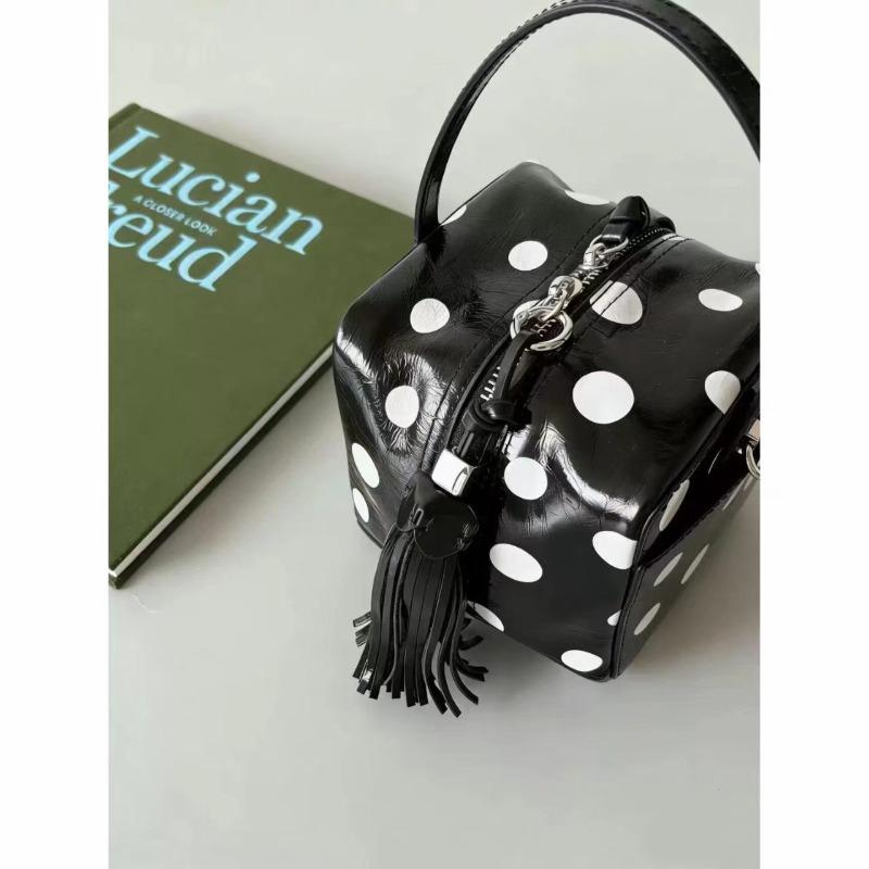 Spring and summer new Korean versatile lightweight messenger bag retro college style small square bag casual shoulder bag commuting
Spring and summer new Korean versatile lightweight messenger bag retro college style small square bag casual shoulder bag commuting