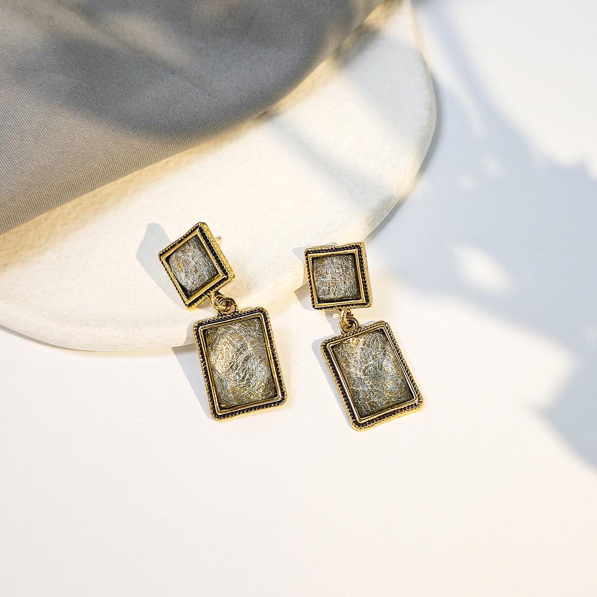 Silver Needle Korean Green Geometric Square Dangle Earrings - Light Luxury, Retro, High-End, Versatile, Simple.
Silver Needle Korean Green Geometric Square Dangle Earrings - Light Luxury, Retro, High-End, Versatile, Simple.