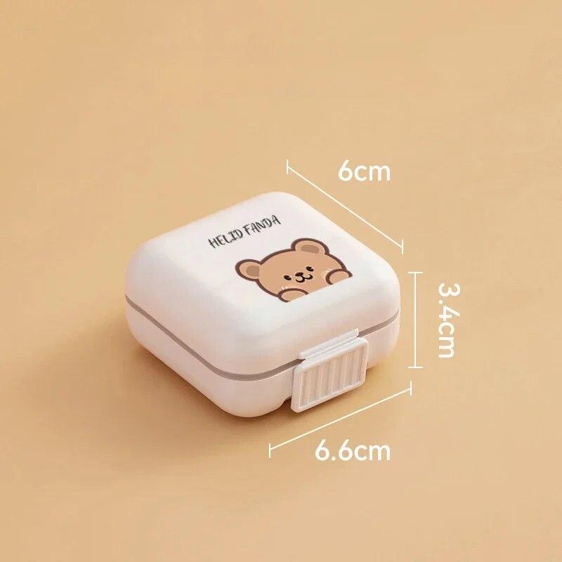 Милый маленький медвежонок, портативный двухслойный отсек для выхода, упакованный отдельно, пластиковый ящик для хранения лекарств, контейнер для таблеток
Милый маленький медвежонок, портативный двухслойный отсек для выхода, упакованный отдельно, пластиковый ящик для хранения лекарств, контейнер для таблеток