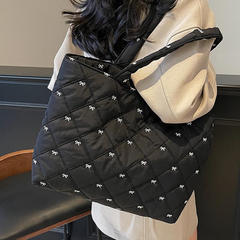 Large Capacity Lightweight Commuting Tote Bag, Autumn Winter Fashion Quilting Shoulder Bag, Bow Embroidery Decorative Handbag
Large Capacity Lightweight Commuting Tote Bag, Autumn Winter Fashion Quilting Shoulder Bag, Bow Embroidery Decorative Handbag