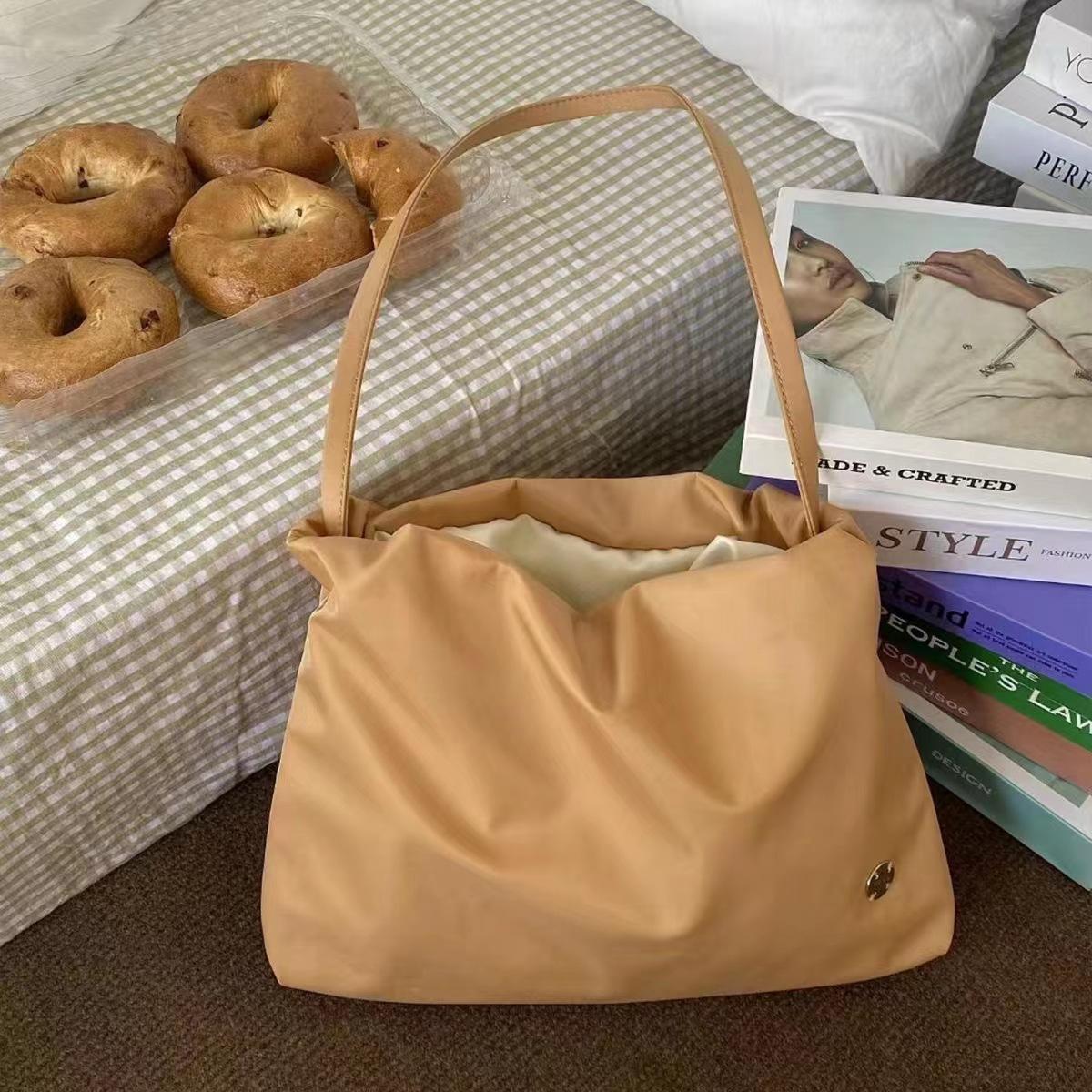 Soft Surface Cloud Shaped Shoulder Bag Nyl Double Strap Crossbody Bags Large Capacity Cloud Shaped Women s Tote Bags абрикосовый
Soft Surface Cloud Shaped Shoulder Bag Nyl Double Strap Crossbody Bags Large Capacity Cloud Shaped Women s Tote Bags абрикосовый