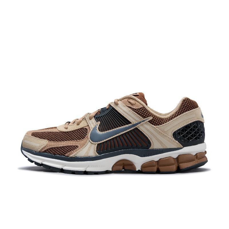 NIKE Men s Spring Retro Breathable Lightweight Sports Running Shoes NIKE VOMERO 5 HF1553 49.5 коричневий
NIKE Men s Spring Retro Breathable Lightweight Sports Running Shoes NIKE VOMERO 5 HF1553 49.5 коричневий